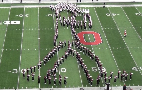 Marching Band Der Ohio State University Animiert Michael Jackson Auf Football Spielfeld Digitaleleinwand